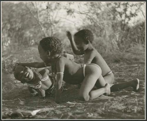 [No folder title]: /Gaishay (son of Di!ai and "Gao Medicine"), Bau (daughter of "Crooked /Qui" and //Khuga), and "Little ≠Gao" (son of "/Qui Navel" and //Kushay) dancing a medicine dance, with /Gaishay having fallen in trance (print is a cropped image)