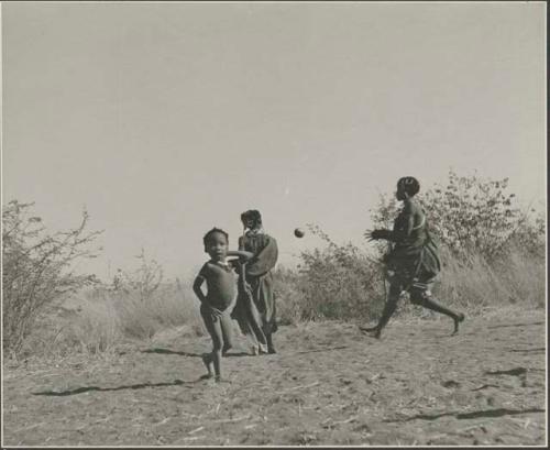 Three boys, including /Gaishay ("Gao Medicine's" son) and "Little ≠Gao" ("/Qui Navel's" son), playing or dancing, tamah n!o’an (ball game)