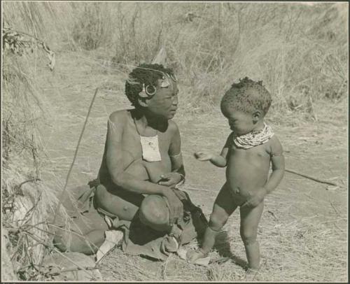 !Ungka (≠Toma's sister) sitting, with her baby standing next to her