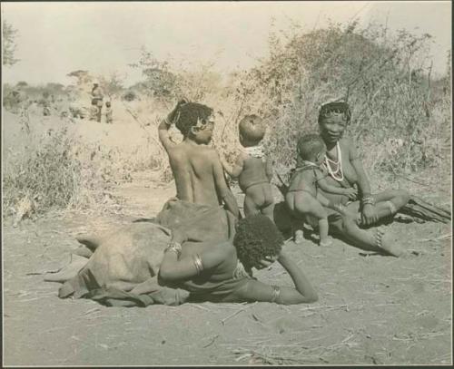 Group of women, including !U and !Ungka, with Lorna Marshall standing in background