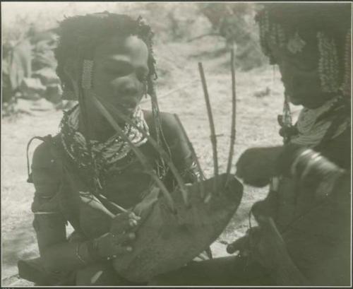 Girls playing the //guashi
