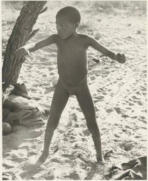 !Oukabe dancing or playing a game in the werft, full-figure standing



