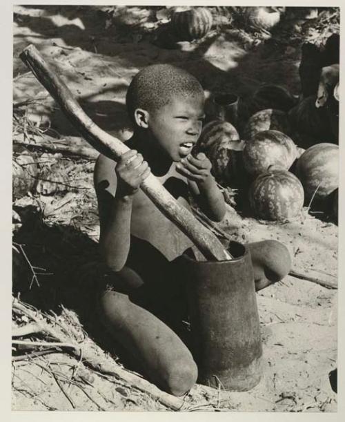 !Oukabe eating and holding a mortar
