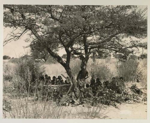 People from Oukwane's group and the band visiting from Okwa sitting in the shade in Oukwane's werft
