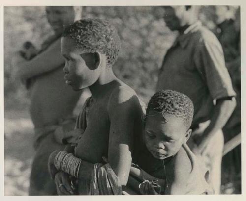 Visiting woman and her child in profile, half figure
