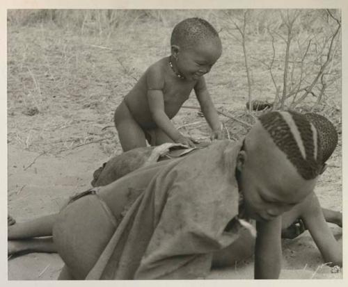 N!whakwe playing with visiting children
