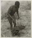 !Gai picking up a carrying net, full figure

