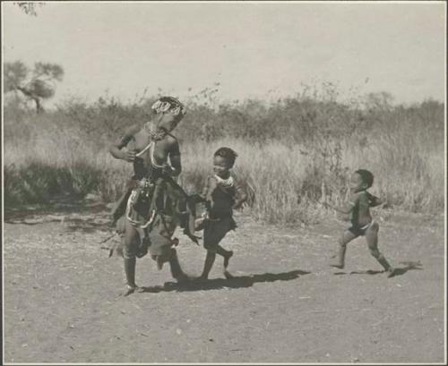 Khuan//a running; children running after her (print is a cropped image)
