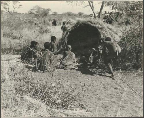 Group of people seated before a skerm