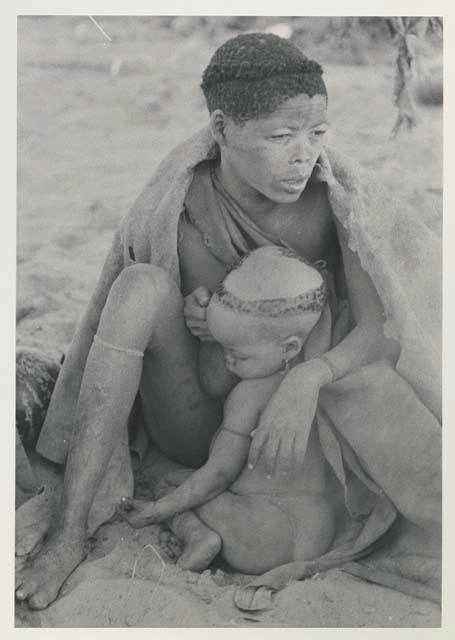 Woman of "Visiting group" sitting with her child

