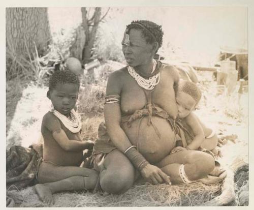 Di!ai sitting with her two youngest children, /Gaishay (left) and Debe (right)
