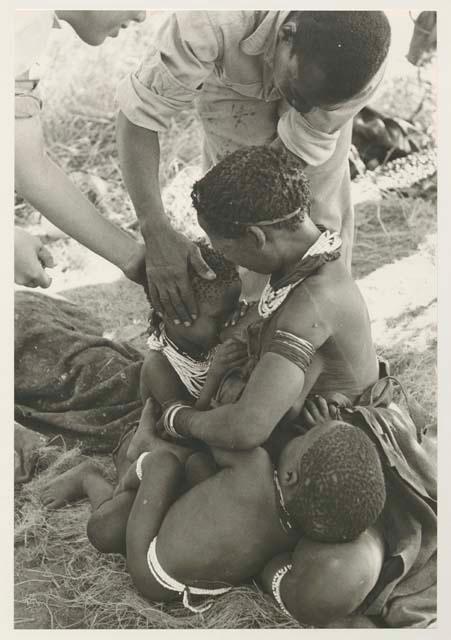 Di!ai nursing /Gaishay and Debe, Kernel Ledimo and Elizabeth Marshall Thomas comforting /Gaishay

