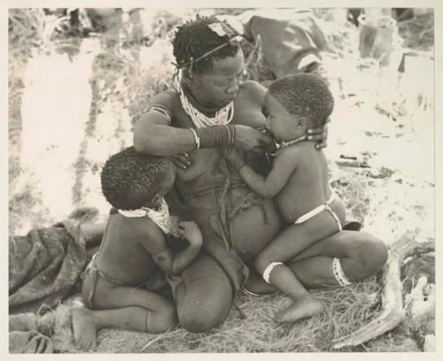 Di!ai sitting and nursing /Gaishay and Debe
