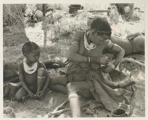 Di!ai, wife of "Gao Medicine," sitting with her son /Gaishay