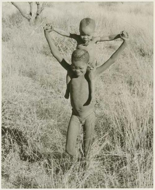 /Gaiamakwe carrying N!whakwe on his shoulders (print is a cropped image)