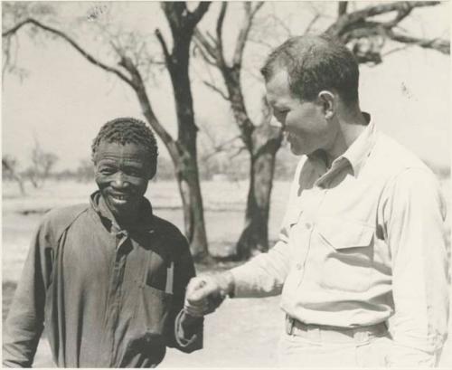 /Gishay and Daniel Blitz saying goodbye to each other at Sehitwe












