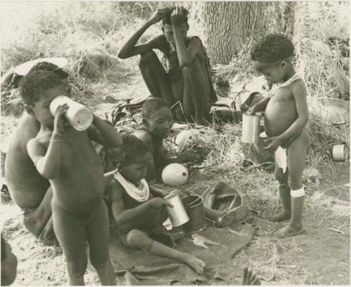 !Ungka Norna, Bau, and /Gaishay (Di!ai's son) holding cans with /Naoka and her son, /Gaishay and other unidentified people






























