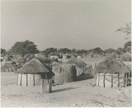 Distant view of huts at Tsau










