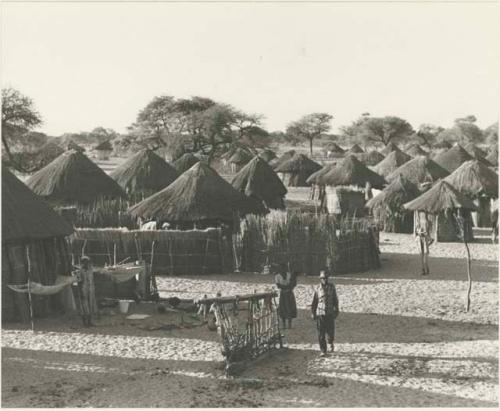 Distant view of huts at Tsau










