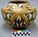 Pottery vessel