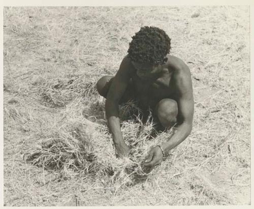 ≠Toma lining a carrying net with grass























