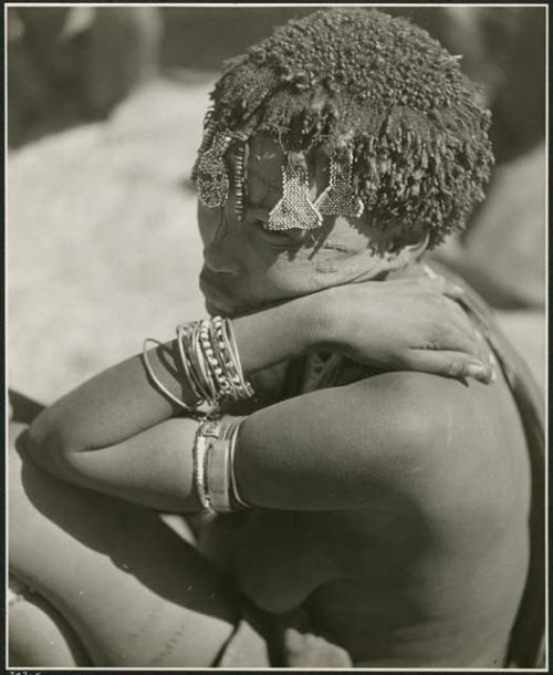 "Ornaments & beads": //Kushay (wife of "/Qui Navel", Band 1) leaning her head on her arm (print is a cropped image)