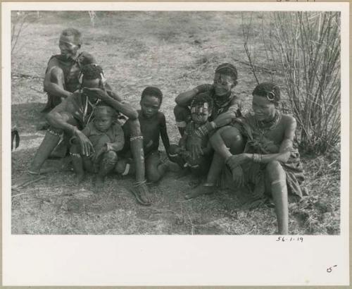 [No folder title]: Kuan//a, "Old /Gam" (wife of "Old ≠Toma"), unidentified girl in front of "Old /Gam" (possibly Khuan//a, daughter of //Ao and ≠Nisa, granddaughter of "Old /Gam"), and Be (first wife of Gau) sitting in front; and "Old ≠Toma" sitting in back (print is a cropped image)