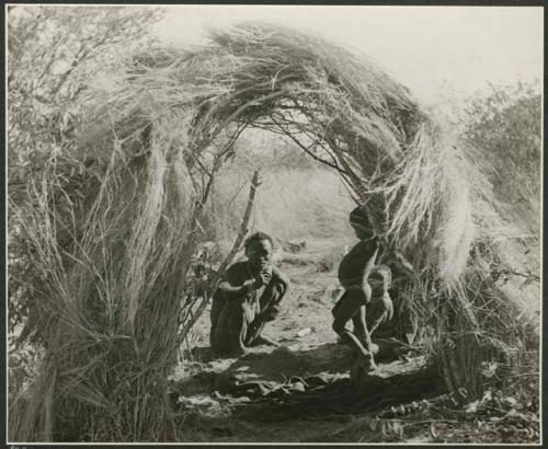 "Living places, shelters": Bo (brother of /Naoka, first wife of "Gao Medicine") sitting with his children in a skerm built for shade in hot weather (print is a cropped image)