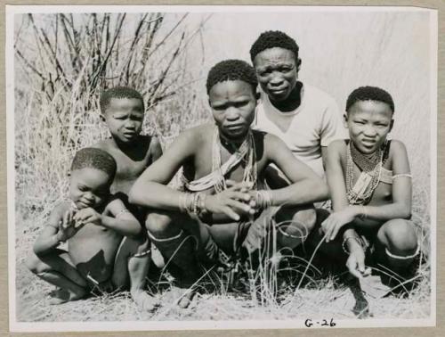 "1952-53, G23-G27": "/Qui Guide" sitting with his wife Di!ai and //Ao's three children, /Qui, Di//khao and !Ungka (who was engaged to /Gunda, son of "Old ≠Toma" and /Gam) (print is a cropped image)