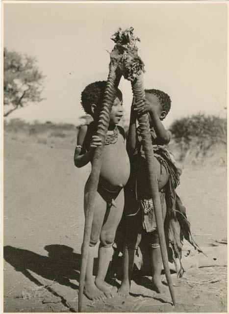 "Children in groups": "Little ≠Gao" and Be (daughter of Bo) standing next to each other and holding gemsbok horns (print is a cropped image)