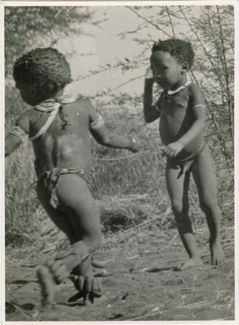 "Children in groups": /Gaishay ("Gao Medicine's" son), and "Little ≠Gao" ("/Qui Navel's" son) playing or dancing (print is a cropped image)