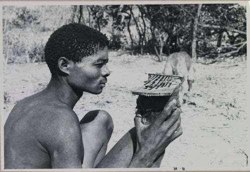 //Cshay holding a setingkane on a resonator
