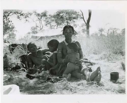 "The 1955 study of groups with children": Debe nursing, /Naoka lying close behind Di!ai, and /Gaishay leaning against Di!ai (print is a cropped image)