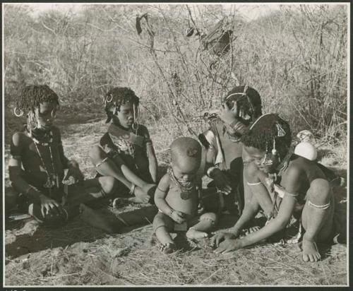 "Norna with groups": "Little N!ai" (left) and three unidentified girls sitting with !Ungka Norna (center) (print is a cropped image)