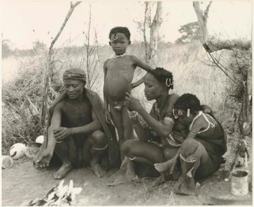 Gao and Di!ai, seated, and their two children (print is a cropped image)