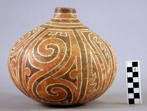 Misc. decorated sherds, bottle, polychrome