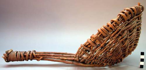 Wicker scoop