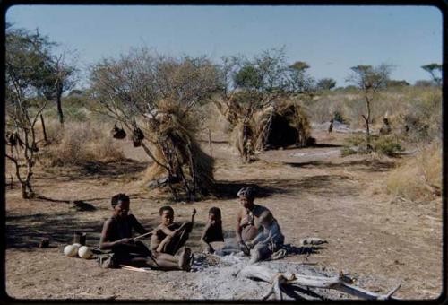 Groups, "Nuclear Family": ≠Toma working on arrows and sitting with his family, including Tsamgao, /Gaishay and !U, who is holding !Ungka Norna on her lap