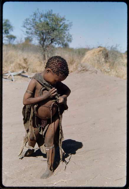 Children, Imitation: Be carrying veldkos in her kaross