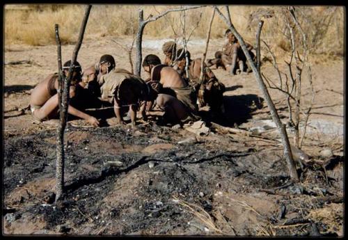 Fire, "Old ≠Toma's": People looking for beads in the ashes from "Old ≠Toma's" skerm, burned to the ground