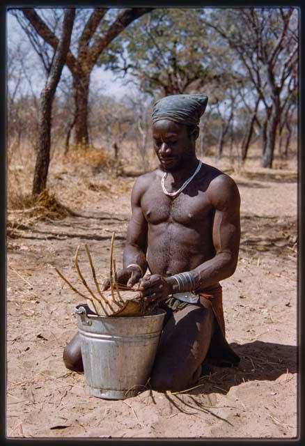 Bela sitting and playing a //guashi