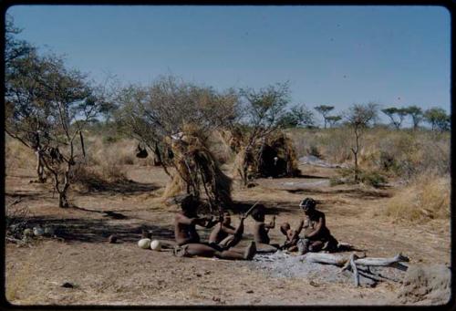 Groups, Extended Family: ≠Toma working on arrows, sitting with !U and their children