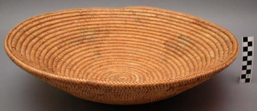 Medium-sized basket tray. Coil technique. Made of bear grass. Geometric desig