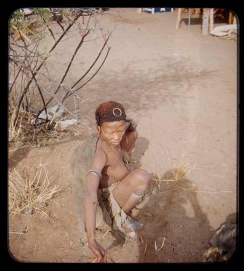 Portraits: Woman squatting on the ground