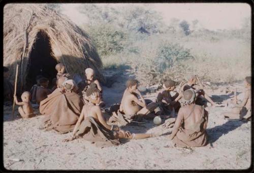 Group of women and children sitting in front of a skerm