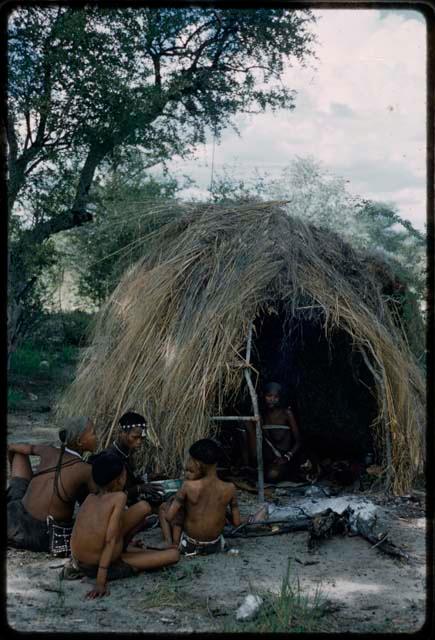 Group of people sitting in front of a skerm, with a girl inside