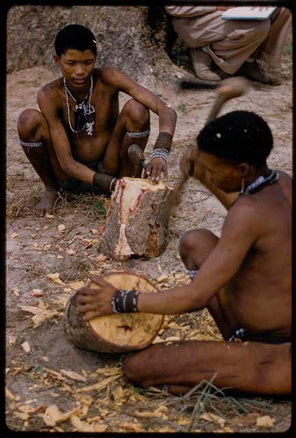 N!amshi and //Ao working on a log to make a //guashi