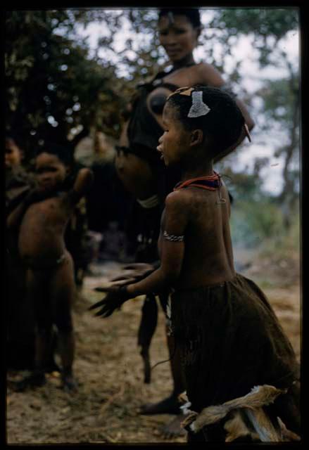 Child playing !’hu kuitzi (veldkos game)