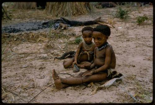 Norna and Di//khao (≠Toma's daughters) sitting on the ground