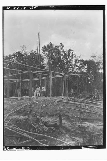 Men putting up masts for tijeras